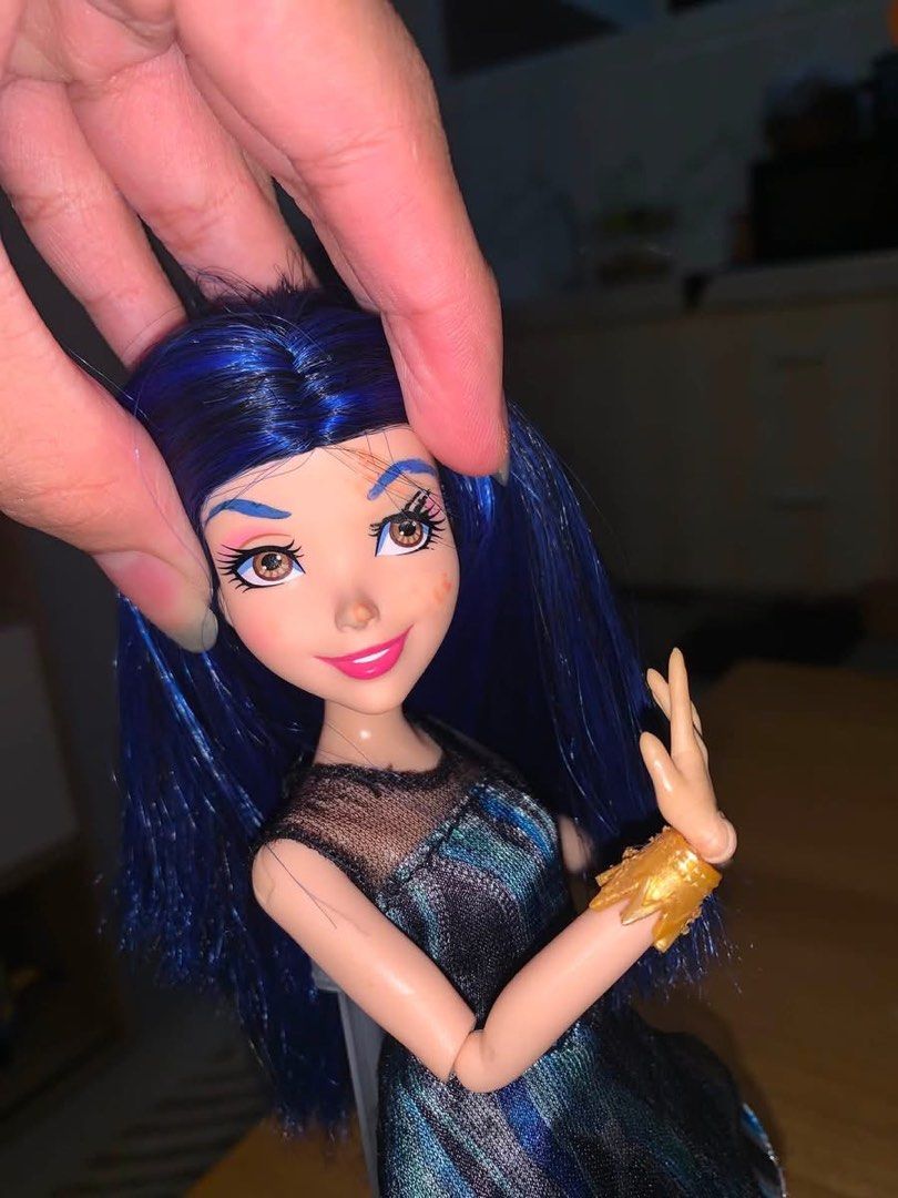 DESCENDANTS EVIE DOLL (Category: Figurines & Statues) located in Castillejos. Submitted by yuuukiyu (Listing ID 1457535440, Image 3). Description: MOP- GCASH MOD-JNT FLAWS- REPAINTED EYEBROWS, ORANGE STAINS ON FACE, DIRTY HANDS AND MISSING EARRING AND BELT ALREADY WASHED HAIR and tights joints😻.