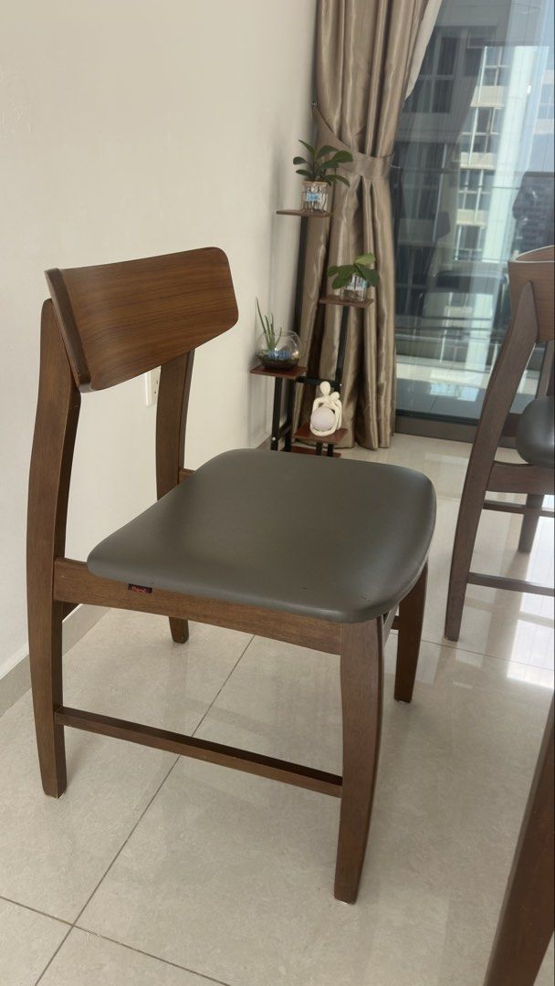 Dining table set (Category: Tables & Sets) located in Singapore. Submitted by shirley333333 (Listing ID 1457520194, Image 1). Description: .