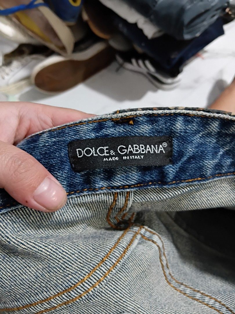 DOLCE & GABBANA DISTRESSED LIGHT WASH JEANS (Category: Jeans) located in General Mariano Alvarez. Submitted by adonid (Listing ID 1457596493, Image 3). Description: DOLCE & GABBANA DISTRESSED LIGHT WASH JEANS GOOD CONDITION NORMAL SIGN OF USAGE ONLY W34 L39.