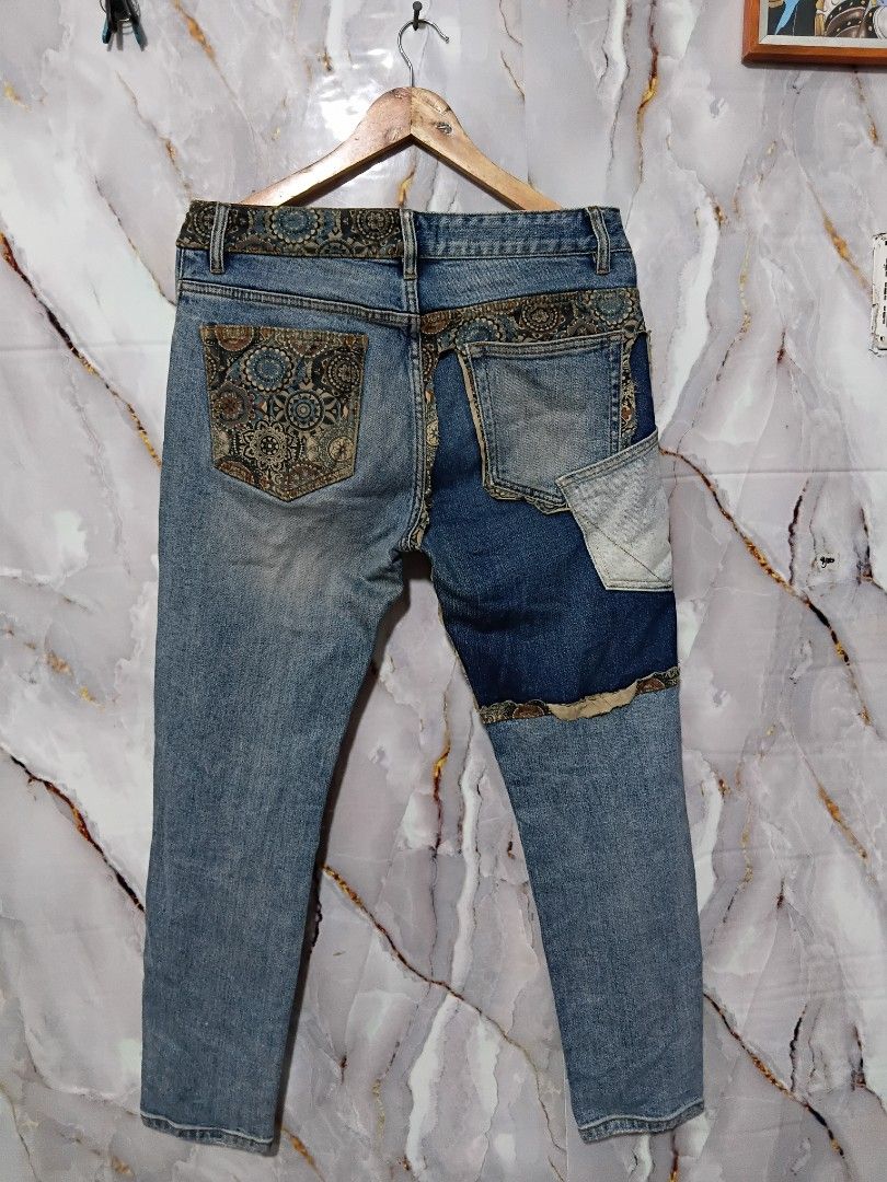 DOLCE & GABBANA DISTRESSED LIGHT WASH JEANS (Category: Jeans) located in General Mariano Alvarez. Submitted by adonid (Listing ID 1457596493, Image 2). Description: DOLCE & GABBANA DISTRESSED LIGHT WASH JEANS GOOD CONDITION NORMAL SIGN OF USAGE ONLY W34 L39.