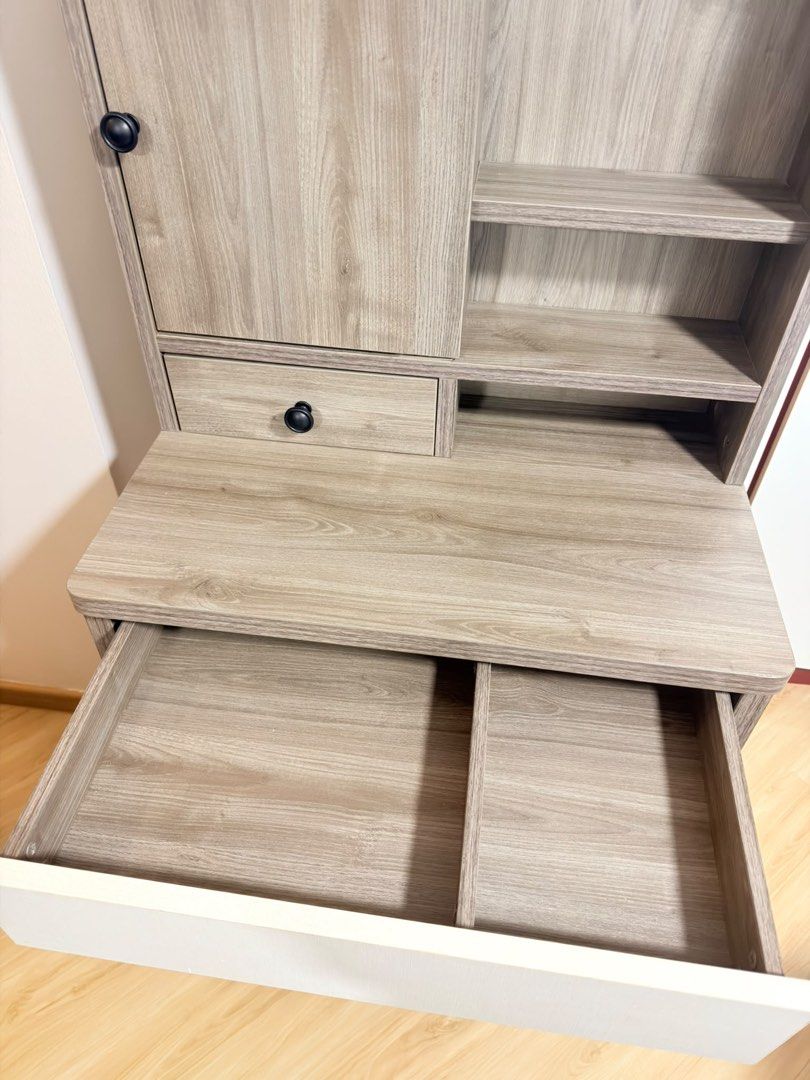 Dressing table (Category: Tables & Sets) located in Singapore. Submitted by acrylicayat.sg (Listing ID 1457571528, Image 2). Description: Compact dressing table Not for fussy buyers In v good condition Self collect Punggol.