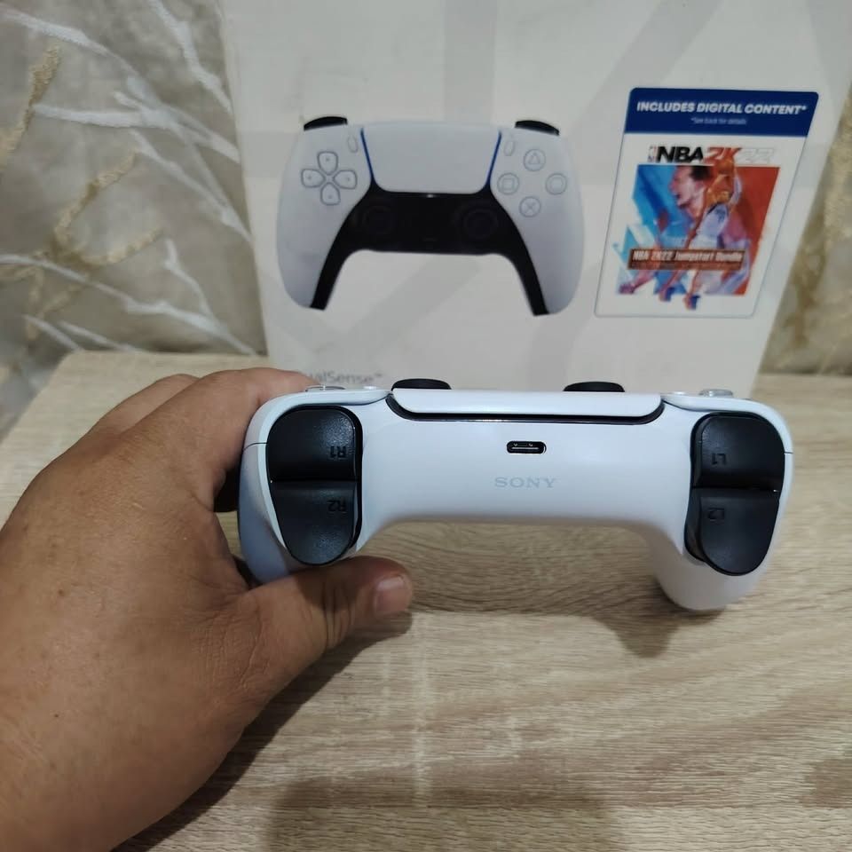 DS5 Controller White PS5 Controller Dualsense Dual Sense (Category: Controllers) located in Paranaque City. Submitted by thebiskwitcompany (Listing ID 1457568286, Image 3). Description: #54 Galactic Purple P2595 -no box -like new condition -no issue (ghost movement, buttons, wireless, battery) #55 White P3495 -complet with box -brandnew -no issue (ghost movement, buttons, wireless, battery) Compatible with PS5 and PC Shipping through grab/lalamov