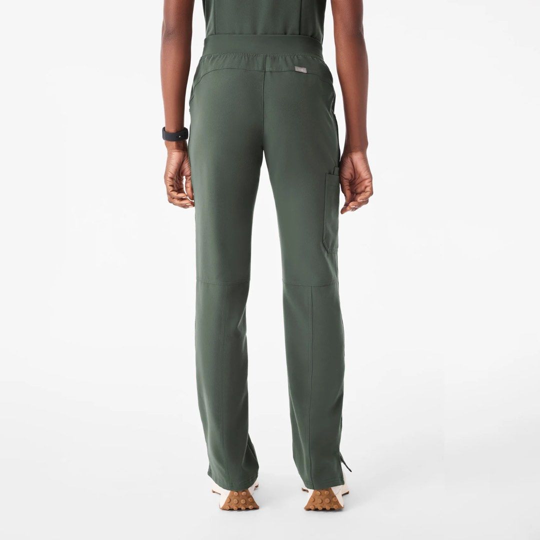 FIGS MOSS (Category: Sets or Coordinates) located in Las Pinas. Submitted by pascual.drea (Listing ID 1457709415, Image 3). Description: FIGS core collection - Moss Catarina top XS petite Moss Kade cargo pants XXS petite Moss No flaws. No embroidery..