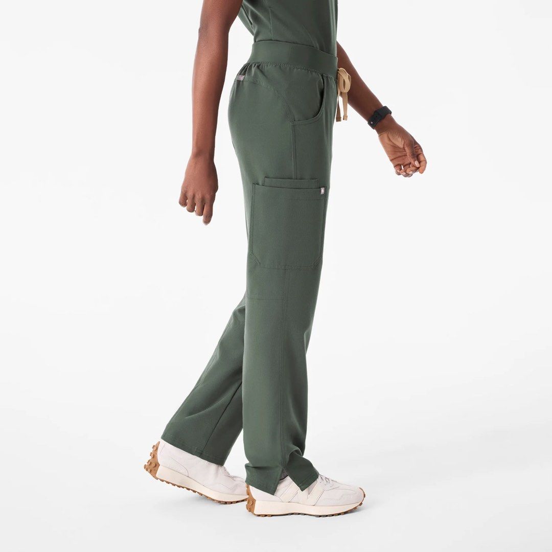 FIGS MOSS (Category: Sets or Coordinates) located in Las Pinas. Submitted by pascual.drea (Listing ID 1457709415, Image 2). Description: FIGS core collection - Moss Catarina top XS petite Moss Kade cargo pants XXS petite Moss No flaws. No embroidery..