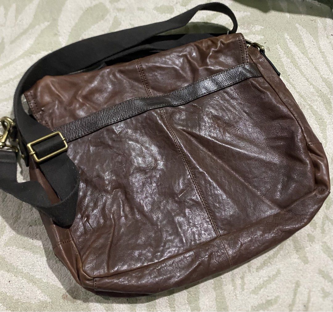 Fossil (Category: Luxury Bags & Wallets) located in Alegria. Submitted by thriftedpinas (Listing ID 1457633190, Image 3). Description: Fossile Pure leather Condition : 9/10 No issue Authentic Php : 1.2k freeship.