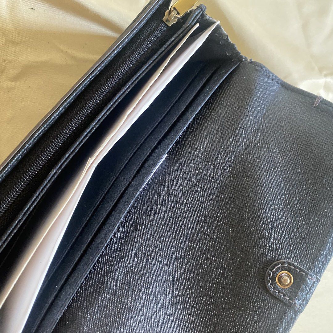 Fossil Wallet Leather (Category: Wallets & Card holders) located in Tiaong. Submitted by fl4yboicarti (Listing ID 1457540890, Image 2). Description: hindi pa nagagamit pero see pics ;( 100% authentic .