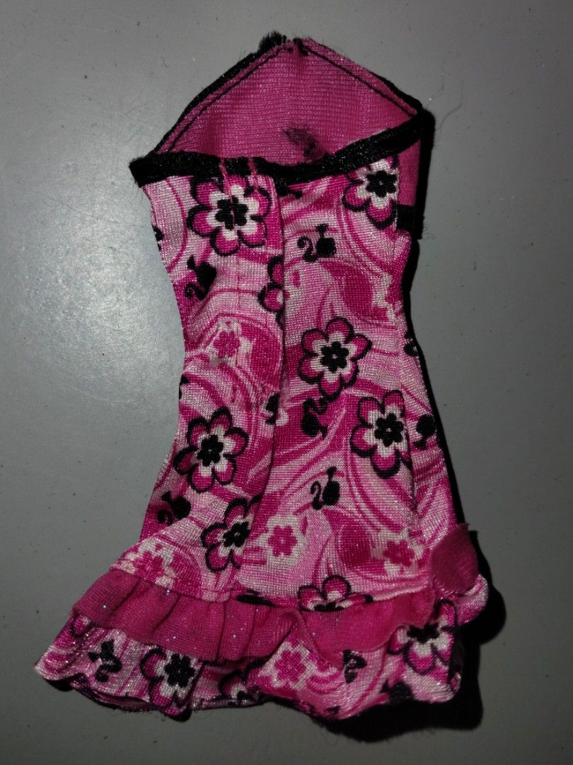 FS: Random barbie clothes (Category: Babies & Kids Fashion) located in Iloilo. Submitted by ignis_ (Listing ID 1457694775, Image 2). Description: Random barbie Dress (budget line) 50 pesos each -1st dress na pigtas and missing yung strap -2nd dress is from BARBIE I CAN BE ART TEACHER playset -3rd dress is from 2009 Barbie Fashionistas "Glam" doll (SOLD) -as is.