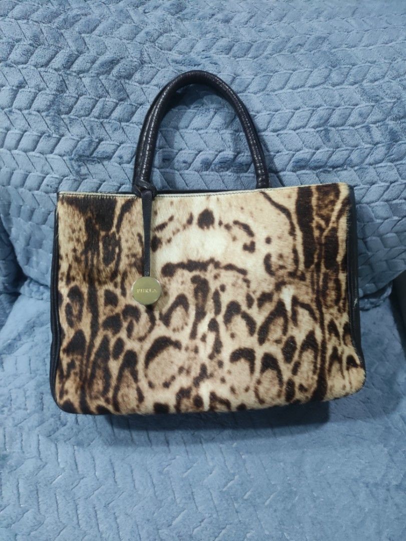Furla Bag (Category: Luxury Bags & Wallets) located in Cainta. Submitted by kluxurychoices (Listing ID 1452997331, Image 2). Description: Authentic Furla Bag U.S bought very nice in actual.