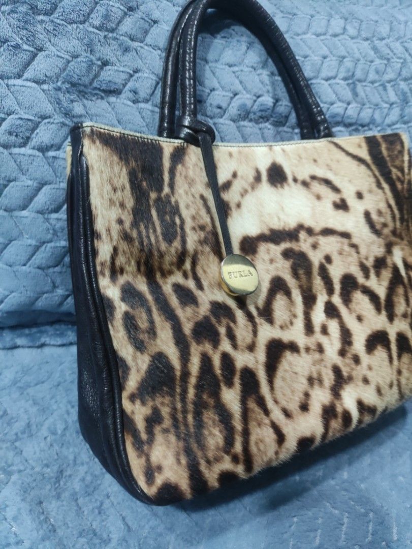 Furla Bag (Category: Luxury Bags & Wallets) located in Cainta. Submitted by kluxurychoices (Listing ID 1452997331, Image 3). Description: Authentic Furla Bag U.S bought very nice in actual.