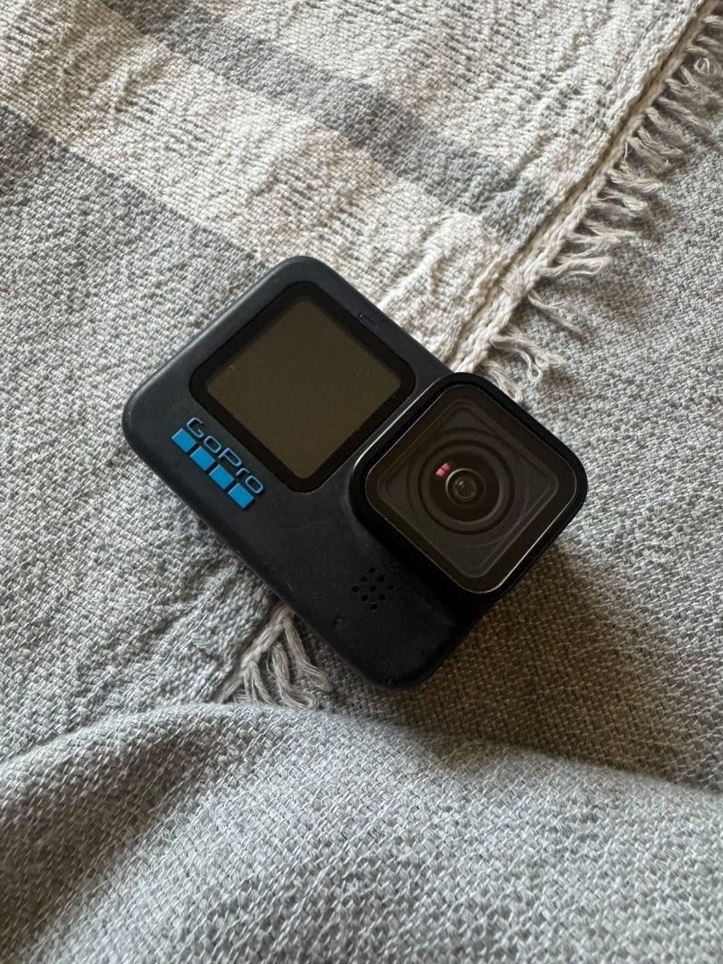 GoPro HERO10 Black Action Camera (Category: Cameras) located in Pasig City. Submitted by coolturtle.50f727 (Listing ID 1457525029, Image 1). Description: 🎥 FOR SALE GoPro 10 PHP 10,000 [FIRM] Specs · Video: 5.3K60 / 4K120 / 2.7K240 · Photo: 23MP · Stabilization: HyperSmooth 4.0 · Waterproof: 10m without case · Front + Rear screens for easy framing · GP2 processor for faster performance · Wi-Fi + Bluetooth for quick transfers Condition · Mint, ze