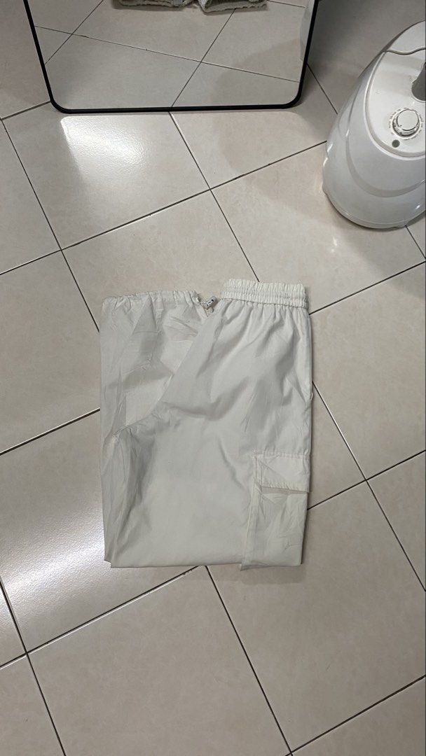 GU PARACHUTE (Category: Trousers) located in Shah Alam. Submitted by fourty5studio (Listing ID 1457546310, Image 1). Description: FIRST COME FIRST SERVE ALL IN GOOD CONDITION W29 L38 P12 B9 C14 W=Waist L=Labuh P=Peha B=Betis C=Cawat.