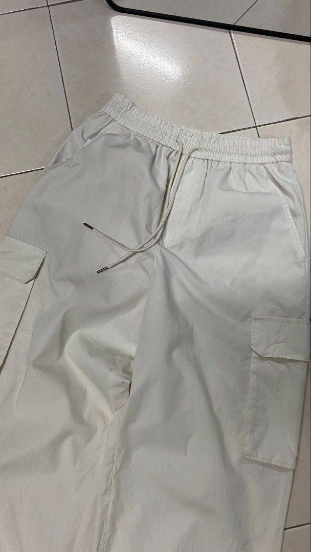 GU PARACHUTE (Category: Trousers) located in Shah Alam. Submitted by fourty5studio (Listing ID 1457546310, Image 2). Description: FIRST COME FIRST SERVE ALL IN GOOD CONDITION W29 L38 P12 B9 C14 W=Waist L=Labuh P=Peha B=Betis C=Cawat.