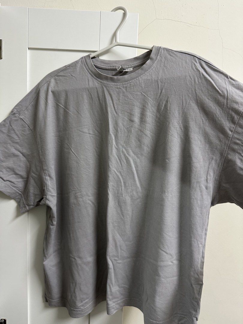 H&M basic tshirt (Category: Shirts) located in Kuching. Submitted by mrmingyu (Listing ID 1457624055, Image 1). Description: — wore 2-3 times, no defects — cutting is slightly baggy, can fit up to L and small XL — rts : decluttering my wardrobe For postage, please inbox me your postcode and i will check the fee. Will charge postage fee+rm1. Meetup +rm1 of total price. tags tshirt shirt oversized baggy H&M plain gray .