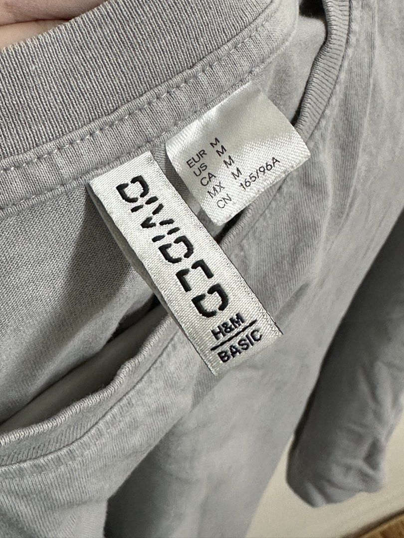 H&M basic tshirt (Category: Shirts) located in Kuching. Submitted by mrmingyu (Listing ID 1457624055, Image 2). Description: — wore 2-3 times, no defects — cutting is slightly baggy, can fit up to L and small XL — rts : decluttering my wardrobe For postage, please inbox me your postcode and i will check the fee. Will charge postage fee+rm1. Meetup +rm1 of total price. tags tshirt shirt oversized baggy H&M plain gray .