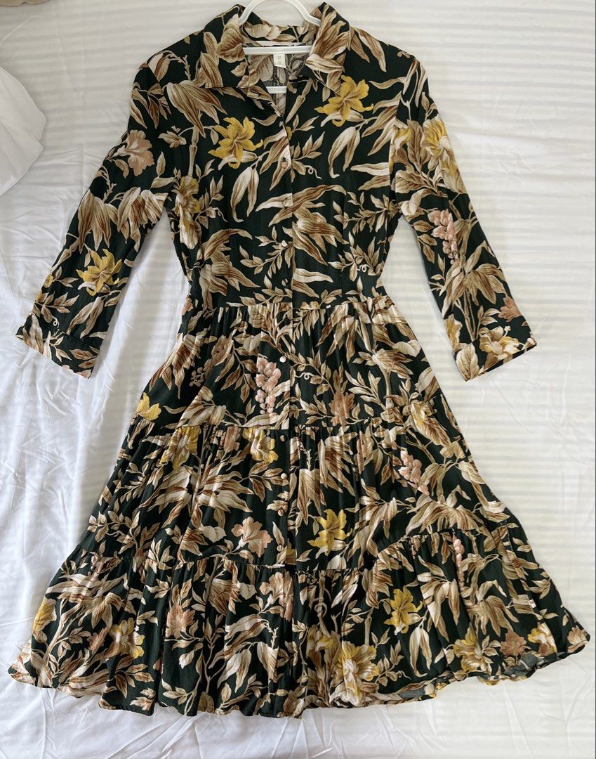 H&M Green floral dress (Category: Dresses) located in Manila. Submitted by cljmd116 (Listing ID 1457529792, Image 2). Description: Bust - 80cm Waist - 70 cm Length - 95 cm.
