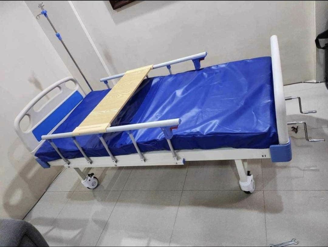 Hospital Bed (Category: Medical Supplies & Tools) located in Quezon City. Submitted by fastwater.163ebe (Listing ID 1457641273, Image 1). Description: 2 crank manual bed Includes foam and standard accessories Please note: the bed foam cover has a minimal tear/cut on one side. See actual photos for condition. MOP: Cash/Gcash on pickup Delivery: c/o buyer Location: Barangay Punturin Valenzuela City. Send me message for more details..