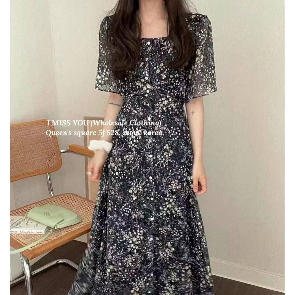 由 singmoon (刊登 ID 1457565178，圖片 1) 提交，位於 台南市 (Tainan) 的 正韓I Miss You浪漫碎花方領短袖雪紡長洋裝 / IMY / 衣服日記 (類別：洋裝)，說明：正韓I Miss You浪漫碎花方領短袖雪紡長洋裝 黑色，F碼，平量肩38、胸49、腰42、長122cm。 近全新轉賣價1380元。 台南火車站後站、成大附近、7-11東森店皆可面交。 也可 麥 或 變 免運(網址在下方"交貨運送"欄位)，意者聊聊。 。
