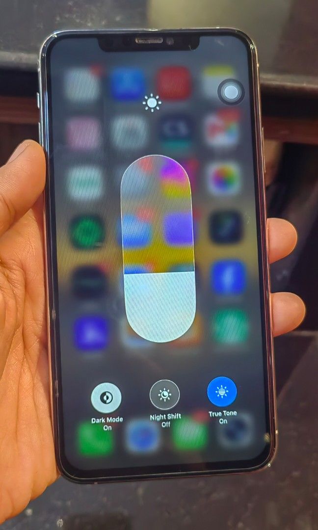 Iphone 11 pro max 256g RUSH!!! (Category: iPhone 11 Series) located in Pasay City. Submitted by mustloveanj26 (Listing ID 1457627385, Image 2). Description: 256g 74% batt health Face id is not working Napalitan nadin po ng LCD But working all over working well naman❤️ Wag masyado baratin plss lang With box and chord only Makati or Manila bay loc.