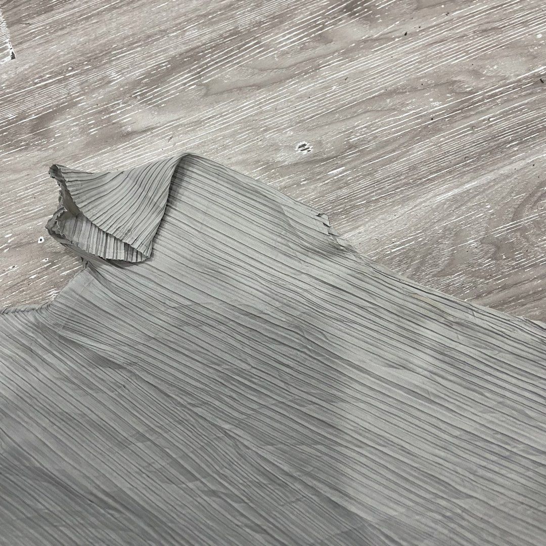 Issey miyake crop top (Category: Luxury Apparel) located in Dueñas. Submitted by d1gidoll (Listing ID 1457618775, Image 2). Description: Width: 23 Length 16.5 Size 2 Need wash only .