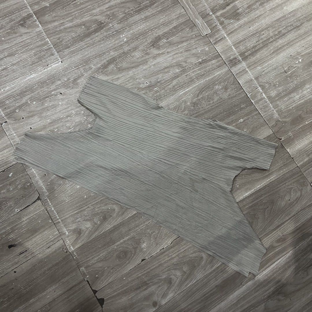 Issey miyake crop top (Category: Luxury Apparel) located in Dueñas. Submitted by d1gidoll (Listing ID 1457618775, Image 1). Description: Width: 23 Length 16.5 Size 2 Need wash only .