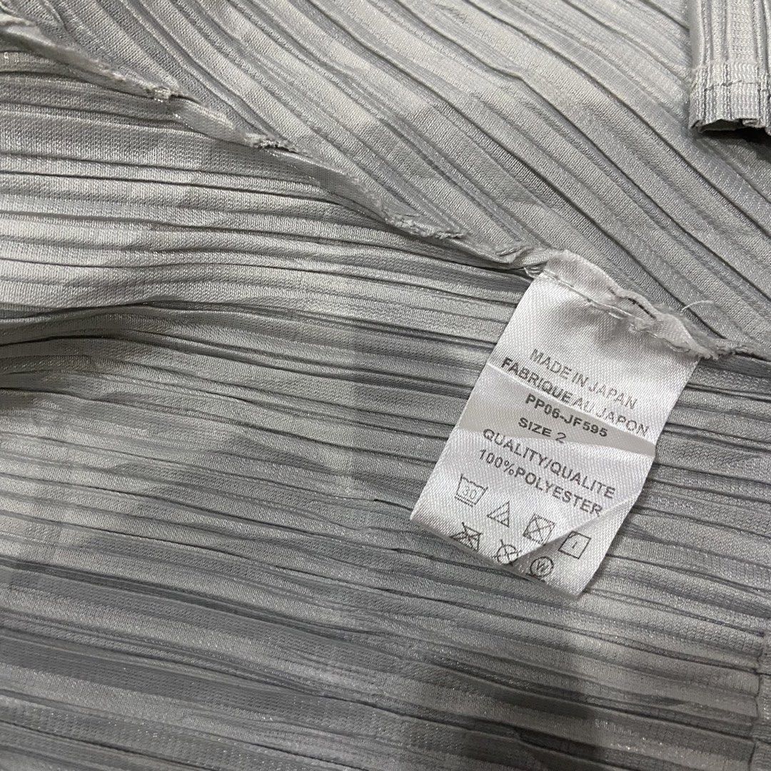 Issey miyake crop top (Category: Luxury Apparel) located in Dueñas. Submitted by d1gidoll (Listing ID 1457618775, Image 3). Description: Width: 23 Length 16.5 Size 2 Need wash only .