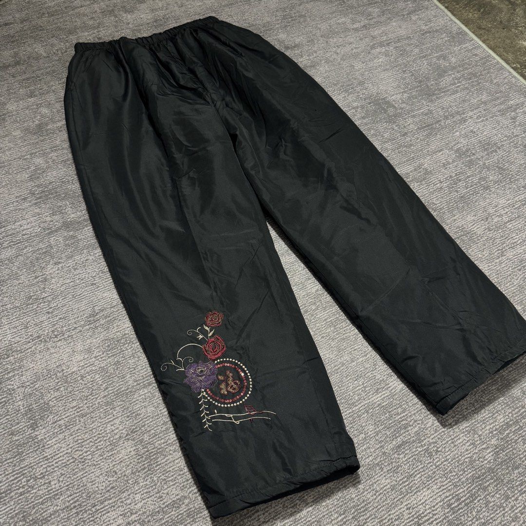 Japan style puffer baggy pants (Category: Activewear) located in San Carlos. Submitted by used.but.not.abused. (Listing ID 1457558355, Image 3). Description: Bottom: puffer with embroidery design japan style puffer baggy pants Waist-max garter: 26-46 Length: 39 Condition: 9/10 Issue: none.