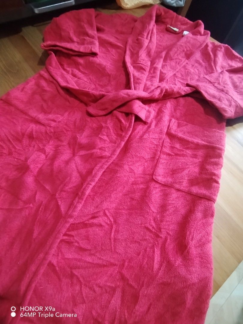 Kids Bathrobe ( Dark Red) (Category: Bedding & Towels) located in Muntinlupa City. Submitted by arciagamaryann68 (Listing ID 1457544345, Image 2). Description: - Brand: L.L.Bean - Type: Kids Bathrobe - Color: Dark Red - Size: L/8X/7 - Material: 100% Polyester - Features: Soft, cozy, tie closure, two pockets.