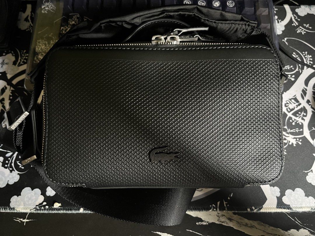 Lacoste Reporter Bag (Category: Luxury Bags & Wallets) located in Santo Domingo. Submitted by makiyato07 (Listing ID 1457588139, Image 2). Description: Can do meetups sa QC or Bulacan. Bought sa Central Sqaure around May. 3 or 4 times of usage lang..