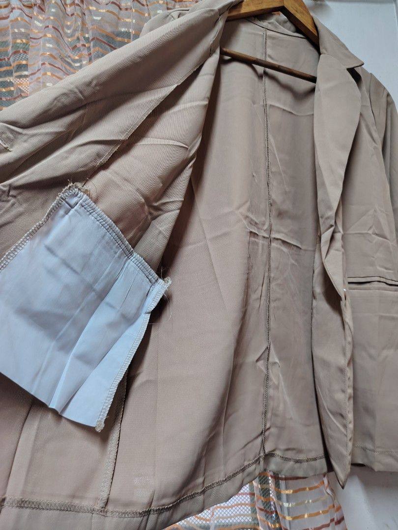 Ladies Beige Blazer Coat Size Large (Category: Coats, Jackets and Outerwear) located in Valenzuela. Submitted by anna.banana10 (Listing ID 1457543068, Image 2). Description: - Stylish beige blazer for women - Single button closure - Two functional front pockets - Fully lined for comfort and a polished look - Versatile: Ideal for both work and casual outfits - Easy to mix and match with your wardrobe.