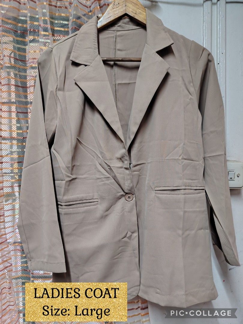Ladies Beige Blazer Coat Size Large (Category: Coats, Jackets and Outerwear) located in Valenzuela. Submitted by anna.banana10 (Listing ID 1457543068, Image 1). Description: - Stylish beige blazer for women - Single button closure - Two functional front pockets - Fully lined for comfort and a polished look - Versatile: Ideal for both work and casual outfits - Easy to mix and match with your wardrobe.