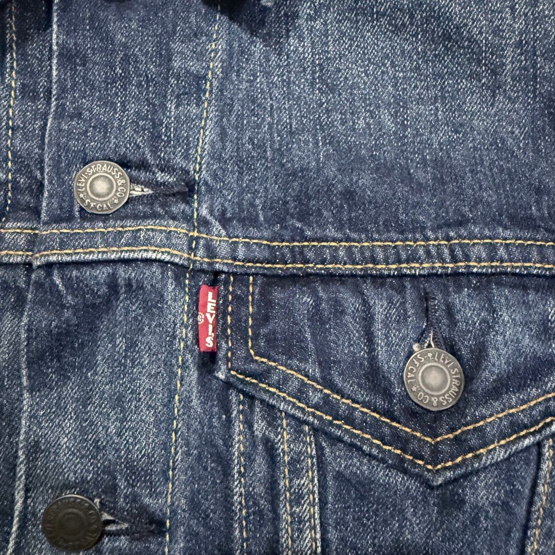 Levis Denim Type 3 Trucker Jacket (Category: Coats, Jackets and Outerwear) located in Imus. Submitted by casterhitz (Listing ID 1457603238, Image 3). Description: XS 19x25 No issue Excellent condition .
