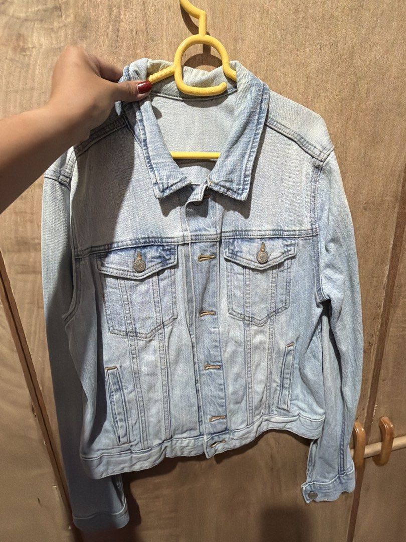 Light Wash Denim Jacket (Category: Coats, Jackets and Outerwear) located in Makati City. Submitted by nicluttering (Listing ID 1457587587, Image 1). Description: - Classic light wash denim jacket - Button-up front closure - Two chest pockets - Standard collar - Ideal for layering - Versatile piece for any wardrobe - Easy to style up or down.