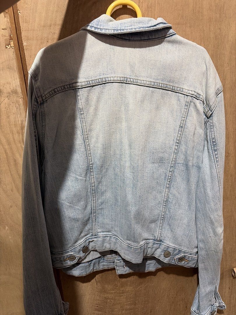 Light Wash Denim Jacket (Category: Coats, Jackets and Outerwear) located in Makati City. Submitted by nicluttering (Listing ID 1457587587, Image 2). Description: - Classic light wash denim jacket - Button-up front closure - Two chest pockets - Standard collar - Ideal for layering - Versatile piece for any wardrobe - Easy to style up or down.