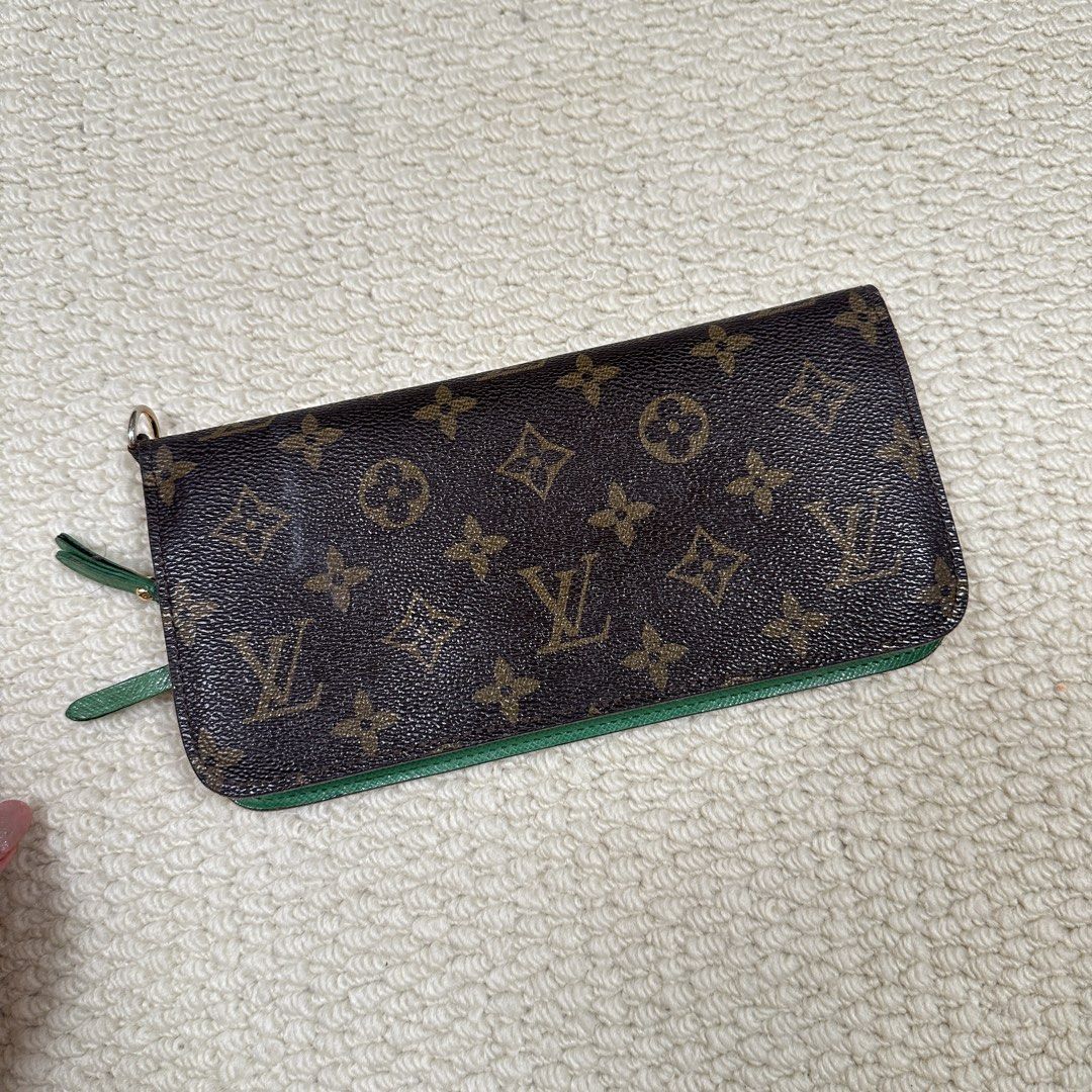 Louis Vuitton Monogram Zippy Wallet Green Interior （分類：手袋及銀包）位於 Hong Kong。 由 karen.beauty 提交（商品編號 1457612705，圖片 1）。簡介： Authentic Louis Vuitton wallet. Classic monogram canvas exterior. Bright green leather interior with multiple card slots and a zippered coin pocket. Includes a small wrist strap. Great for organizing your essentials.。