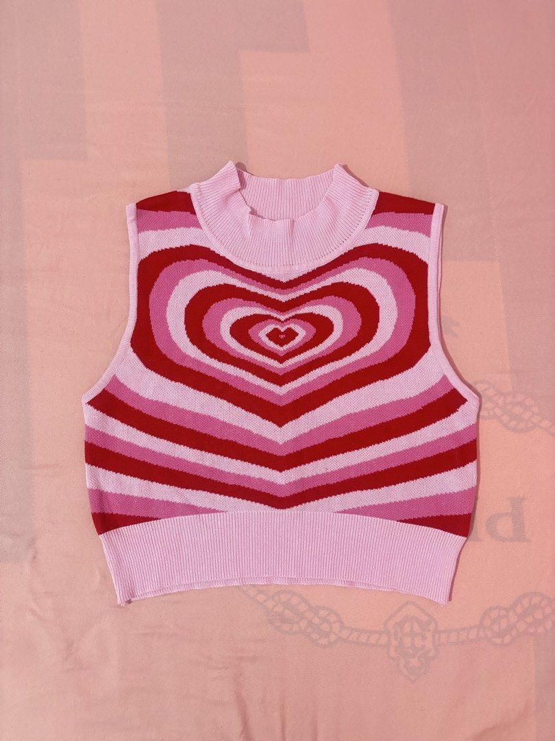 LOVITO PINK & RED HEART KNIT TOP (Category: Sleeveless) located in Batangas. Submitted by nishiaoui_04 (Listing ID 1457670305, Image 1). Description: 💗 PINK & RED HEART KNIT TOP 💗 • Color: Pink / Red / White • Heart-pattern knit design • Sleeveless / cropped fit • Ribbed neckline and hem • Soft and stretchy knit material • Cute for casual, Y2K, coquette, or feminine outfits 🎀 • Easy to pair with jeans, skirts, or shorts 📌 Condition: Good cond