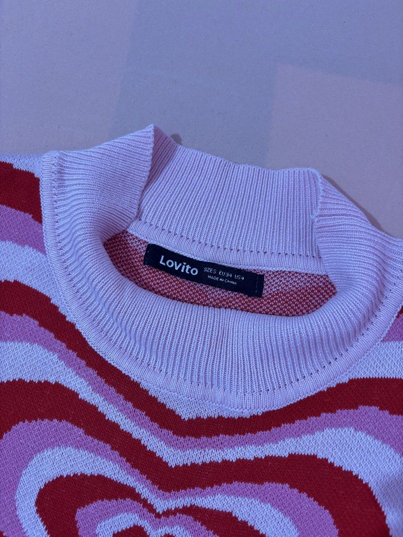 LOVITO PINK & RED HEART KNIT TOP (Category: Sleeveless) located in Batangas. Submitted by nishiaoui_04 (Listing ID 1457670305, Image 3). Description: 💗 PINK & RED HEART KNIT TOP 💗 • Color: Pink / Red / White • Heart-pattern knit design • Sleeveless / cropped fit • Ribbed neckline and hem • Soft and stretchy knit material • Cute for casual, Y2K, coquette, or feminine outfits 🎀 • Easy to pair with jeans, skirts, or shorts 📌 Condition: Good cond