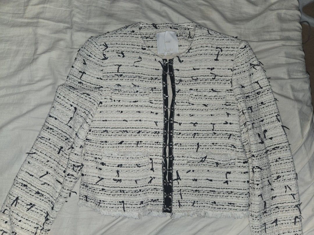 mango tweed bouclé jacket (Category: Coats, Jackets and Outerwear) located in Manila. Submitted by thewalkingmuse (Listing ID 1457552158, Image 1). Description: brand new without tag. never been used. no flaws This Tweed jacket with hook-and-eye fastenings from Mango is a must-have in your casual wardrobe. Made from cotton-blend fabric, this jacket features straight and short design, rounded neck, long sleeve, two front welt pockets, and hook-and