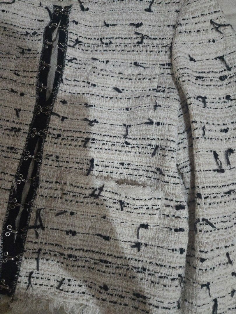 mango tweed bouclé jacket (Category: Coats, Jackets and Outerwear) located in Manila. Submitted by thewalkingmuse (Listing ID 1457552158, Image 2). Description: brand new without tag. never been used. no flaws This Tweed jacket with hook-and-eye fastenings from Mango is a must-have in your casual wardrobe. Made from cotton-blend fabric, this jacket features straight and short design, rounded neck, long sleeve, two front welt pockets, and hook-and