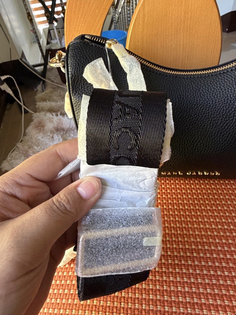 Marc Jacobs Large Drifter Black (Category: Luxury Bags & Wallets) located in San Pedro. Submitted by misslumi (Listing ID 1457553740, Image 3). Description: Comes with 1 thick strap and 1 leather shoulder strap. Size : 27 x 10.5 x 18 cm.