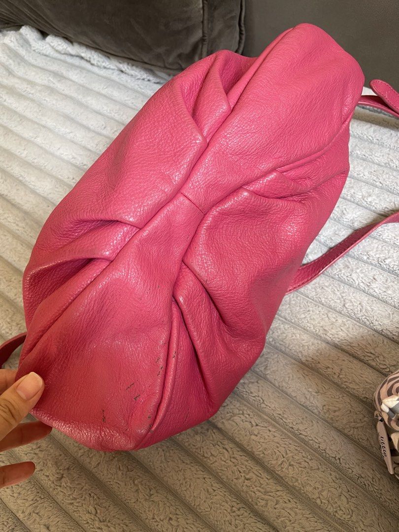 Marc jacobs sling bag (Category: Cross-body Bags) located in Daraga. Submitted by freestyleselections (Listing ID 1457569137, Image 2). Description: See pictures for details .