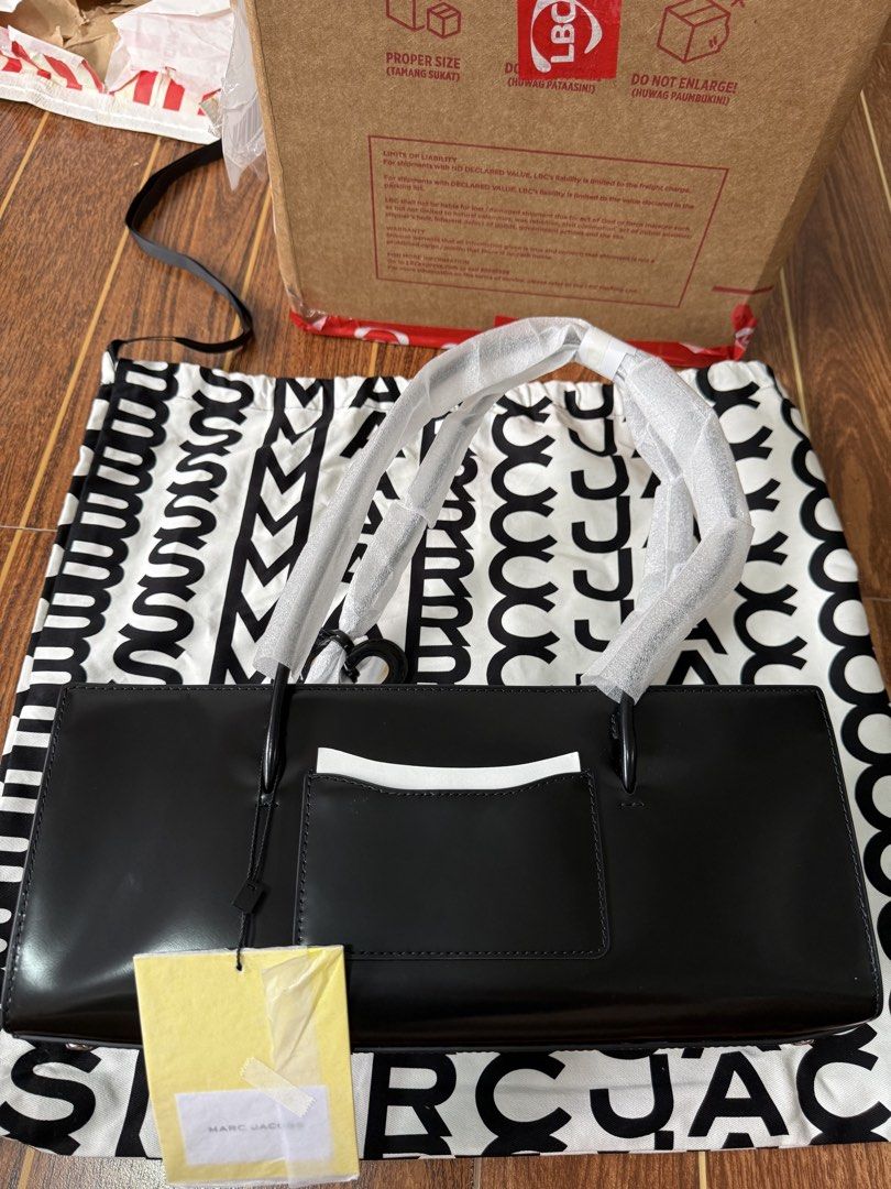 Marc Jacobs The Glam Mirror Shoulder Bag (Category: Luxury Bags & Wallets) located in Marikina City. Submitted by robin02_ (Listing ID 1457582121, Image 2). Description: Hi! I’m selling this brandnew Marc Jacobs bag in east west silhouette for only 15k. Price is still negotiable. Originally bought in retail. rfs: There are some tiny creases (as seen in the uploaded pictures) due to the shipment. I decided not to keep it - Brand: Marc Jacobs - Mat