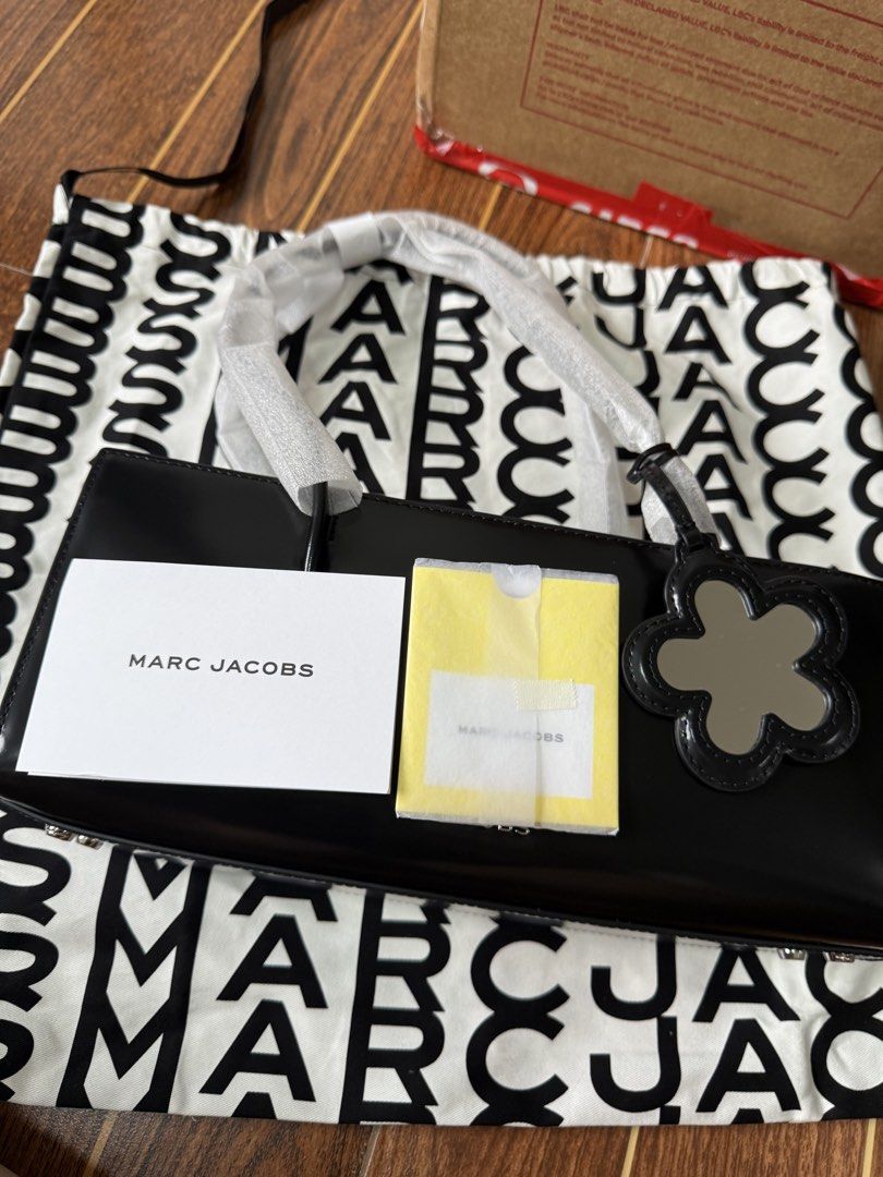 Marc Jacobs The Glam Mirror Shoulder Bag (Category: Luxury Bags & Wallets) located in Marikina City. Submitted by robin02_ (Listing ID 1457582121, Image 3). Description: Hi! I’m selling this brandnew Marc Jacobs bag in east west silhouette for only 15k. Price is still negotiable. Originally bought in retail. rfs: There are some tiny creases (as seen in the uploaded pictures) due to the shipment. I decided not to keep it - Brand: Marc Jacobs - Mat