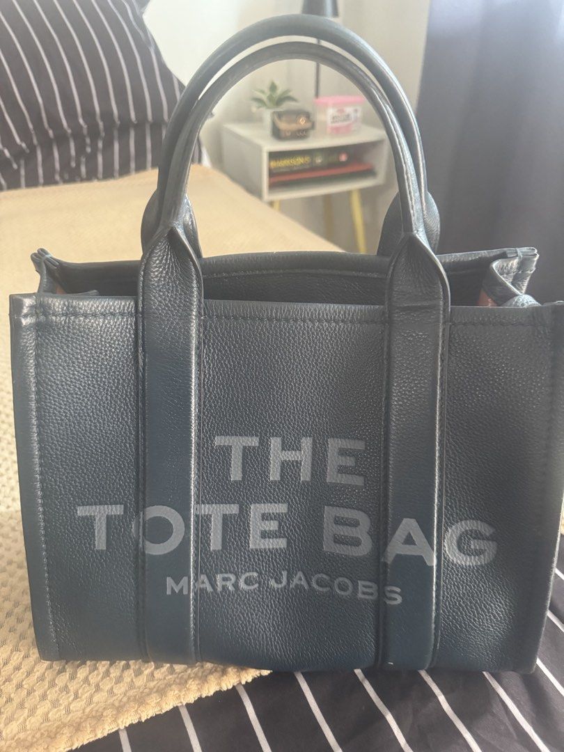 Marc Jacobs The Tote Bag Navy Leather (Category: Luxury Bags & Wallets) located in Makati City. Submitted by kpmg111 (Listing ID 1457560375, Image 1). Description: Authentic or money back 10x Navy Blue Preloved Material: Leather Straps: Detachable shoulder strap, sturdy and comfortable handles .