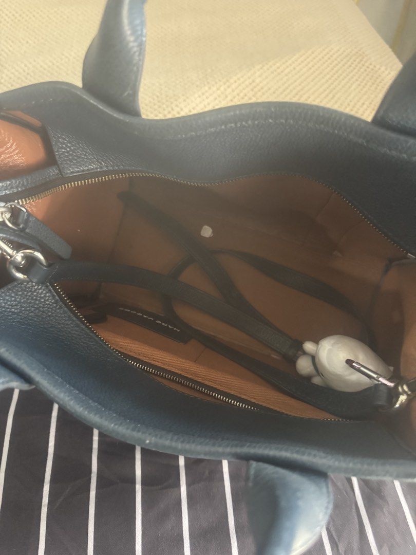 Marc Jacobs The Tote Bag Navy Leather (Category: Luxury Bags & Wallets) located in Makati City. Submitted by kpmg111 (Listing ID 1457560375, Image 3). Description: Authentic or money back 10x Navy Blue Preloved Material: Leather Straps: Detachable shoulder strap, sturdy and comfortable handles .