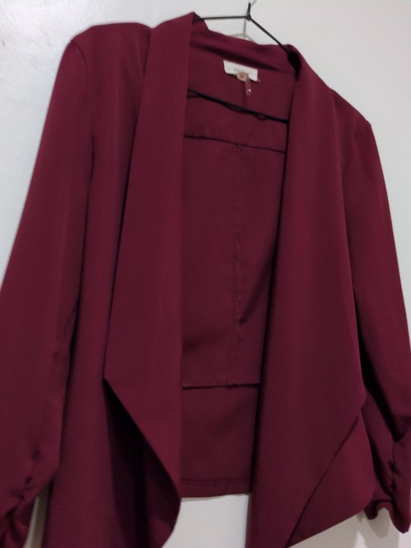 Maroon Office Blazer (Category: Coats, Jackets and Outerwear) located in Mandaluyong City. Submitted by bbcatham (Listing ID 1457640241, Image 3). Description: Maroon office blazer (open) 3/4 sleeves Lightweight. HQ no flaws. Size: Small to Med Condition: 10/10.