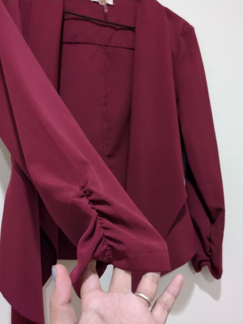 Maroon Office Blazer (Category: Coats, Jackets and Outerwear) located in Mandaluyong City. Submitted by bbcatham (Listing ID 1457640241, Image 2). Description: Maroon office blazer (open) 3/4 sleeves Lightweight. HQ no flaws. Size: Small to Med Condition: 10/10.