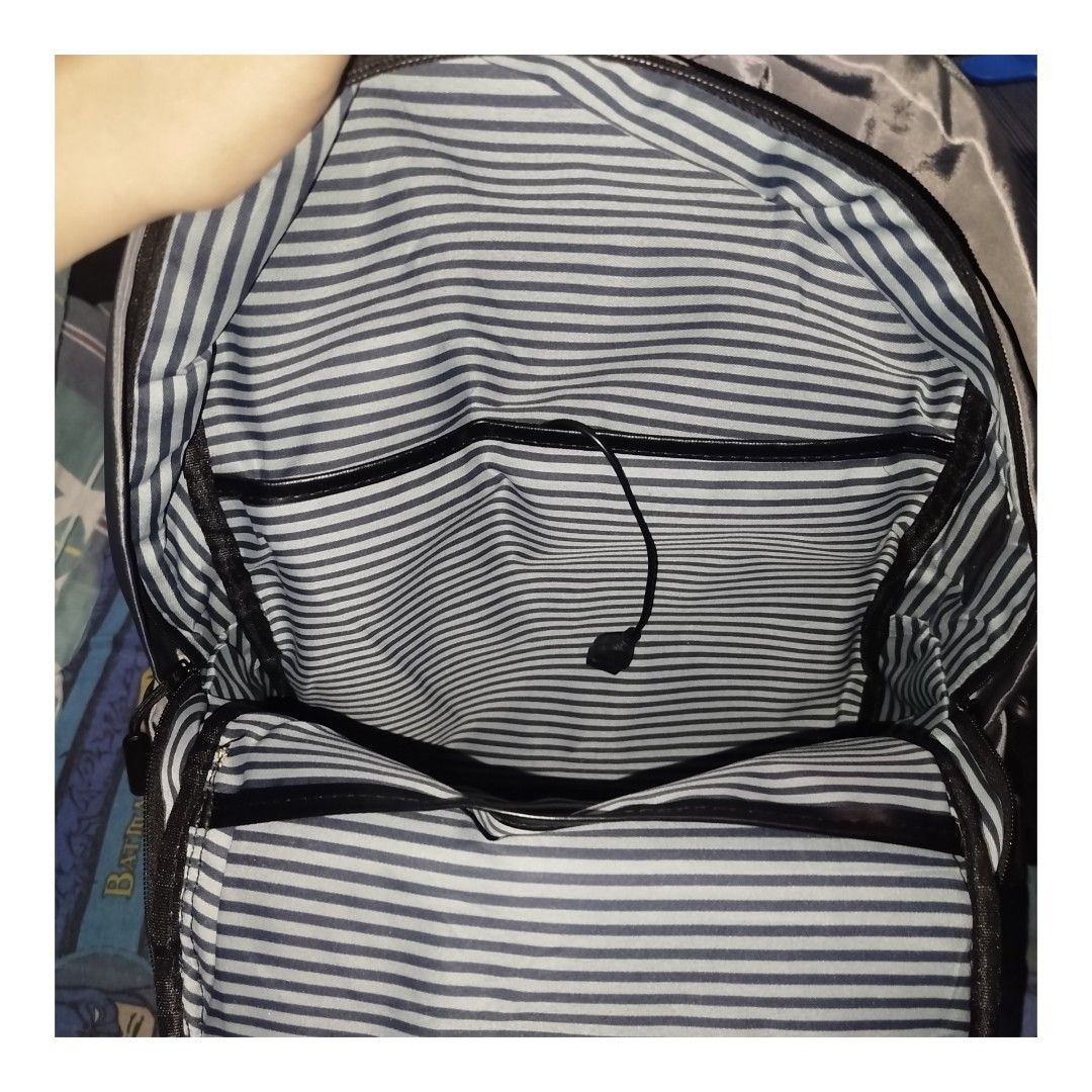 Men's Backpack with USB Charging Port (Category: Backpacks) located in San Juan City. Submitted by carljr21 (Listing ID 1457616608, Image 2). Description: Brandnew (unused) No defects Size: 31cm x 14cm x 45cm Water resistance, Polyester Color: Gray, Casual modern with USB charging port Perfect for daily use or travel. Last price na po mas maganda ang quality nito compare sa mumurahin. *meron itong foam sa bottom *mas maganda ung internal material