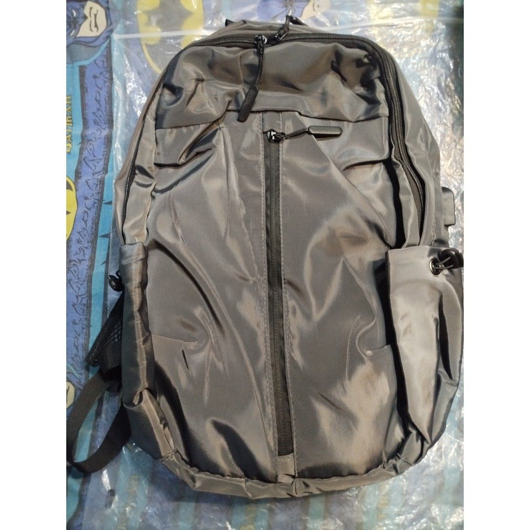 Men's Backpack with USB Charging Port (Category: Backpacks) located in San Juan City. Submitted by carljr21 (Listing ID 1457616608, Image 1). Description: Brandnew (unused) No defects Size: 31cm x 14cm x 45cm Water resistance, Polyester Color: Gray, Casual modern with USB charging port Perfect for daily use or travel. Last price na po mas maganda ang quality nito compare sa mumurahin. *meron itong foam sa bottom *mas maganda ung internal material