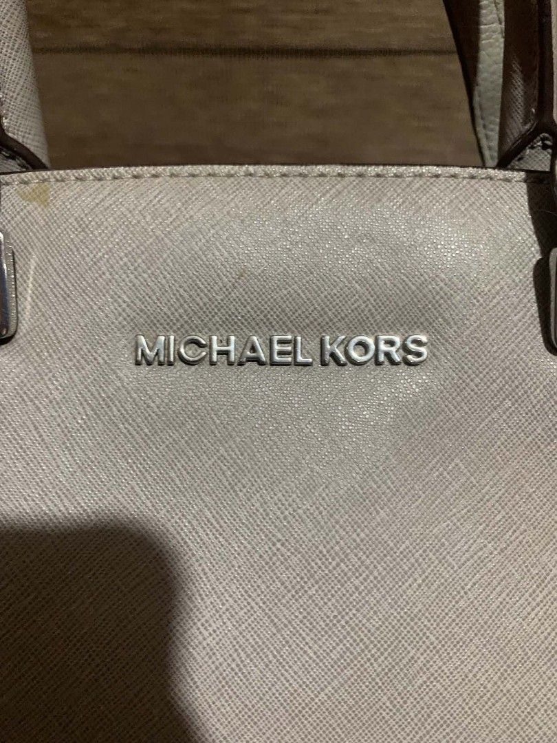 Michael Kors Grey Leather Selma Handbag (Category: Luxury Bags & Wallets) located in Aliaga. Submitted by akishaoshop2010. (Listing ID 1457620141, Image 2). Description: - Authentic Michael Kors grey leather satchel bag - Features a stylish textured leather finish - Equipped with comfortable top handles - Includes a detachable shoulder strap for versatile carrying - Accented with sleek silver hardware - Offers ample interior space for all your es