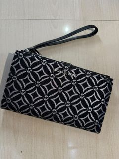(Category: ) located in . Submitted by preloved_to_loved (Listing ID 1457582394, Image 1). Description: .